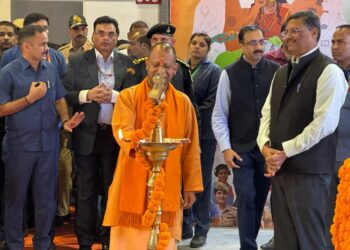 मुख्यमंत्री ने ग्रेनो प्राधिकरण के स्टाल पहुंचे मुख्यमंत्री
