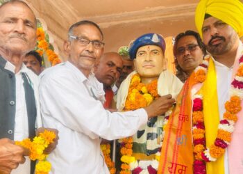 बृज की बस्ती ग्राम खांबी में शहीदे आज़म भगत सिंह के पौत्र यादबिन्द्र सिंह संधु ने अमर शहीद युधिष्ठिर की प्रतिमा का किया अनावरण