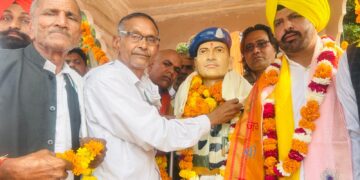 बृज की बस्ती ग्राम खांबी में शहीदे आज़म भगत सिंह के पौत्र यादबिन्द्र सिंह संधु ने अमर शहीद युधिष्ठिर की प्रतिमा का किया अनावरण