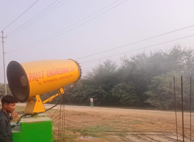 ग्रेटर नोएडा में प्रदूषण नियंत्रित करने के लिए प्राधिकरण की मुहिम और तेज, निर्माण साइटों पर 132 एंटी स्मॉग गन, 66 वाटर टैंकर से पानी का छिड़काव