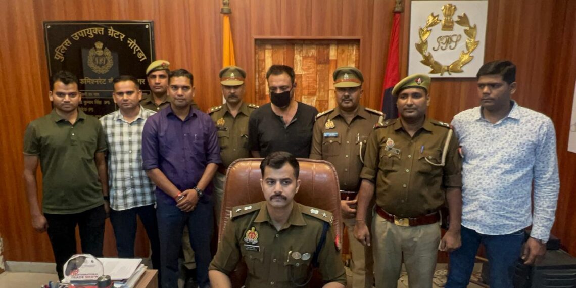 ग्रेटर नोएडा में युवक ने फ्लैट के अंदर कर डाली गांजे की खेती, बीटा 2 पुलिस और एन्टी नारकोटिक्स की टीम ने आरोपी को किया गिरफ्तार
