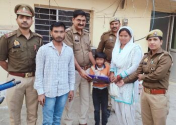 सराहनीय कार्य : सुरजपुर कस्बा चौकी प्रभारी की तत्परता से मात्र 1 घन्टे में गुमशुदा बच्ची हुई बरामद, परिजनों ने जमकर की प्रशंसा