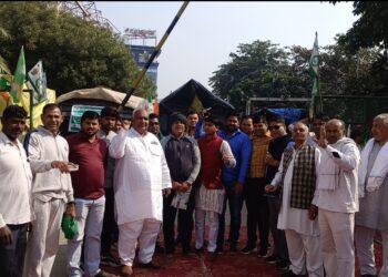 यमुना विकास प्राधिकरण पर किसानों का धरना जारी