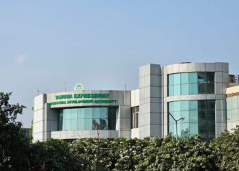 यमुना प्राधिकरण क्षेत्र में बिल्डर परियोजनाओं का फ्लैट खरीदने का सपना देख रहे लोगों का सपना अधर में लटका