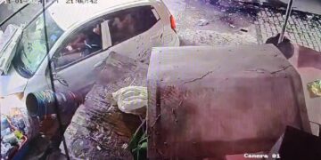 तेज रफ्तार गाड़ी का कहर, बर्तन की दुकान में घुसी अनियंत्रित कार, एक व्यक्ति घायल