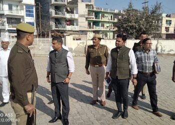 जिला मजिस्ट्रेट/जिला निर्वाचन अधिकारी मनीष कुमार वर्मा ने ईवीएम/वीवी पैट वेयर हाउस का किया मासिक निरीक्षण