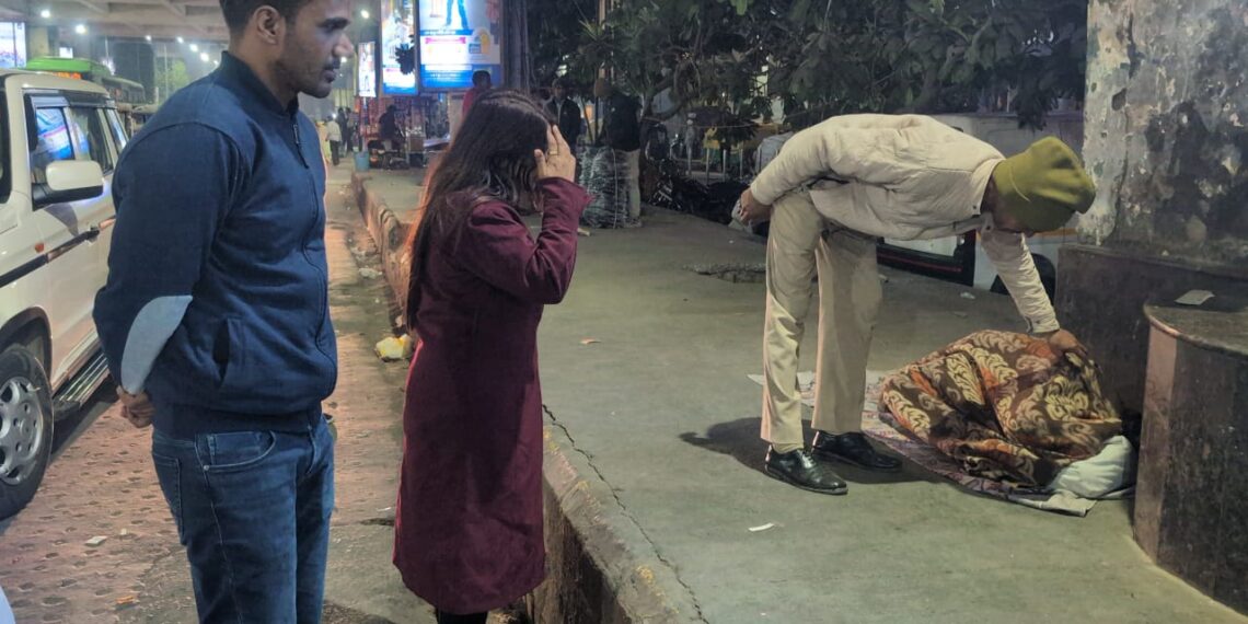 जिलाधिकारी मनीष कुमार वर्मा ने ग्राउंड जीरो पर उतरकर रेन बसेरो एवं राहत कार्यों का लिया जायजा