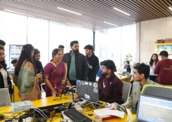 गलगोटियास विश्वविद्यालय में चल रहे पाँच दिवसीय “स्मार्ट इंडिया हैकाथॉन-2024 में शिक्षा मंत्रालय भारत सरकार की नवाचार अधिकारी सेल्वारानी प्रतिभागियों से इन्ट्रैक्शन करने पहुँची