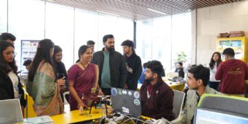 गलगोटियास विश्वविद्यालय में चल रहे पाँच दिवसीय “स्मार्ट इंडिया हैकाथॉन-2024 में शिक्षा मंत्रालय भारत सरकार की नवाचार अधिकारी सेल्वारानी प्रतिभागियों से इन्ट्रैक्शन करने पहुँची