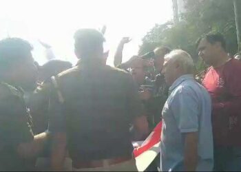 मालिकाना हक के लिए लंबे समय से संघर्ष कर रहे, फ्लैट ख़रीदारों ने बिल्डरों और प्राधिकरण के खिलाफ नारेबाजी करते हुए सड़को पर किया हंगामा