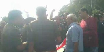 मालिकाना हक के लिए लंबे समय से संघर्ष कर रहे, फ्लैट ख़रीदारों ने बिल्डरों और प्राधिकरण के खिलाफ नारेबाजी करते हुए सड़को पर किया हंगामा