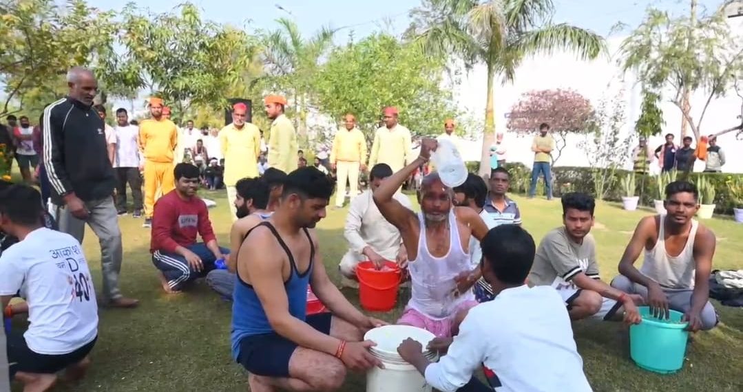 गौतम बुद्ध नगर की कारागार में भी उमड़ा आस्था का सैलाब, बंदियों ने किया संगम के पवित्र जल से स्नान