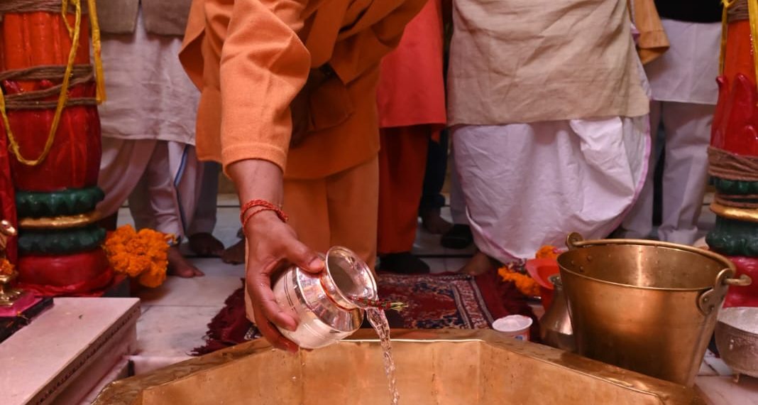महाशिवरात्रि : गोरखनाथ मंदिर में गोदुग्ध से भोलेनाथ का रुद्राभिषेक किया मुख्यमंत्री योगी आदित्यनाथ ने