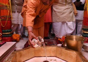 महाशिवरात्रि : गोरखनाथ मंदिर में गोदुग्ध से भोलेनाथ का रुद्राभिषेक किया मुख्यमंत्री योगी आदित्यनाथ ने