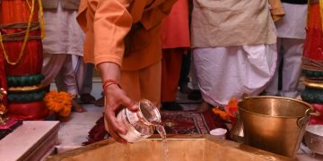 महाशिवरात्रि : गोरखनाथ मंदिर में गोदुग्ध से भोलेनाथ का रुद्राभिषेक किया मुख्यमंत्री योगी आदित्यनाथ ने