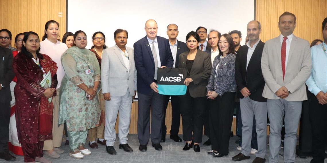 नोएडा इंटरनेशनल यूनिवर्सिटी ने AACSB प्रत्यायन के लिए आवेदन किया, क्षेत्रीय प्रमुख और टीम ने किया कैंपस का दौरा