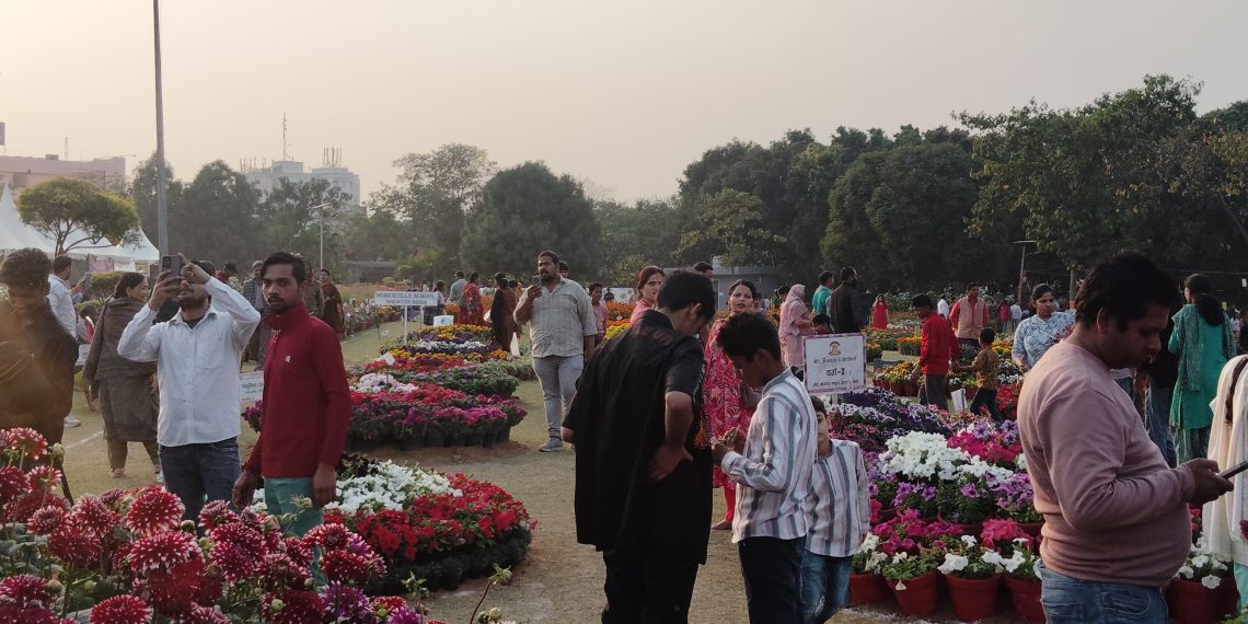 ग्रेटर नोएडा के पुष्पोत्सव 2025 के दूसरे दिन उमड़े भारी संख्या में दर्शक