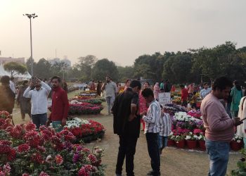 ग्रेटर नोएडा के पुष्पोत्सव 2025 के दूसरे दिन उमड़े भारी संख्या में दर्शक
