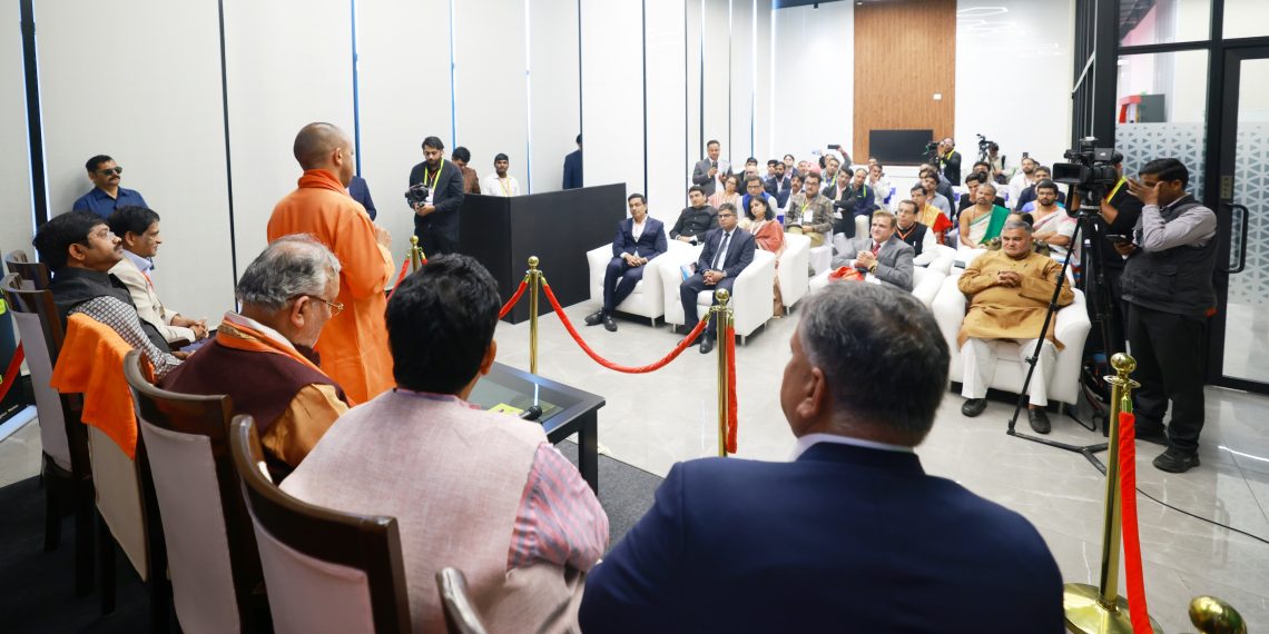 मुख्यमंत्री योगी आदित्यनाथ ने गौतमबुद्ध नगर स्थित सिफी डाटा सेंटर का फीता काटकर किया उद्घाटन व आयोजित यज्ञ में दी आहुति