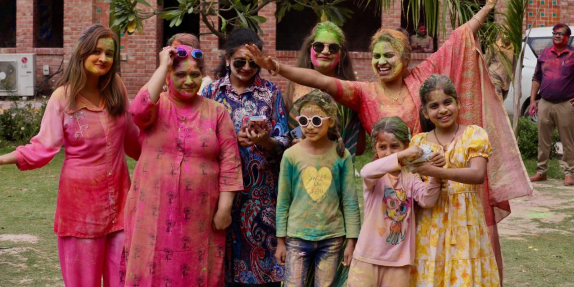 शारदा विश्वविद्यालय में होली मिलन समारोह का आयोजन