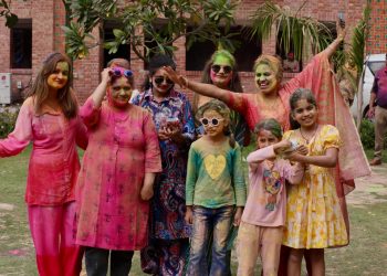 शारदा विश्वविद्यालय में होली मिलन समारोह का आयोजन