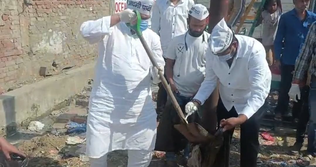नोएडा में आम आदमी पार्टी के राज्यसभा सांसद संजय सिंह ने चलाया सफाई अभियान