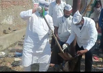 नोएडा में आम आदमी पार्टी के राज्यसभा सांसद संजय सिंह ने चलाया सफाई अभियान
