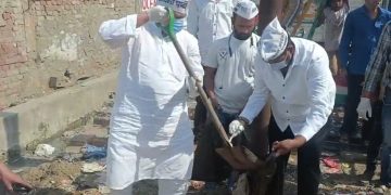 नोएडा में आम आदमी पार्टी के राज्यसभा सांसद संजय सिंह ने चलाया सफाई अभियान