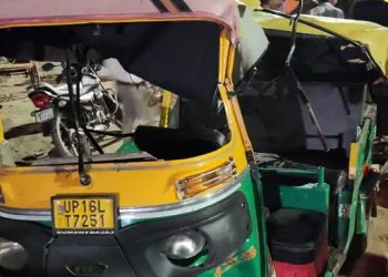 ग्रेटर नोएडा में खड़े कंटेनर से ऑटो टकराया, एक की मौत, दो घायल
