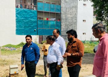 स्वास्थ्य विभाग के महाप्रबंधक आर के भारती व अन्य प्राधिकरण अधिकारियों द्वारा सेक्टर डेल्टा टू का किया दौरा सेक्टरवासियों की नाराज़गी का करना पड़ा सामना