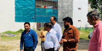 स्वास्थ्य विभाग के महाप्रबंधक आर के भारती व अन्य प्राधिकरण अधिकारियों द्वारा सेक्टर डेल्टा टू का किया दौरा सेक्टरवासियों की नाराज़गी का करना पड़ा सामना