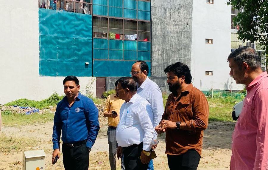 स्वास्थ्य विभाग के महाप्रबंधक आर के भारती व अन्य प्राधिकरण अधिकारियों द्वारा सेक्टर डेल्टा टू का किया दौरा सेक्टरवासियों की नाराज़गी का करना पड़ा सामना