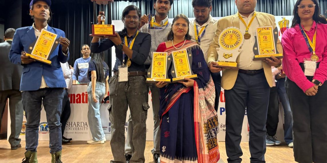 राष्ट्रीय स्तर की एनएसएस पोस्टर प्रतियोगिता में शारदा विश्वविद्यालय को मिला पुरस्कार