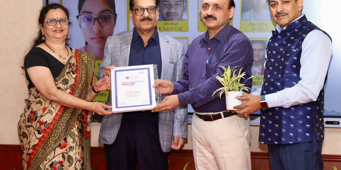 शारदा विश्वविद्यालय में ट्रांस्फोर्मेशनल टीचर अवार्ड का आयोजन