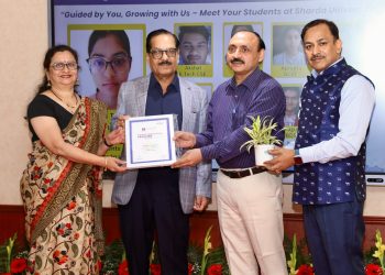 शारदा विश्वविद्यालय में ट्रांस्फोर्मेशनल टीचर अवार्ड का आयोजन