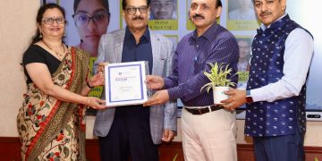 शारदा विश्वविद्यालय में ट्रांस्फोर्मेशनल टीचर अवार्ड का आयोजन