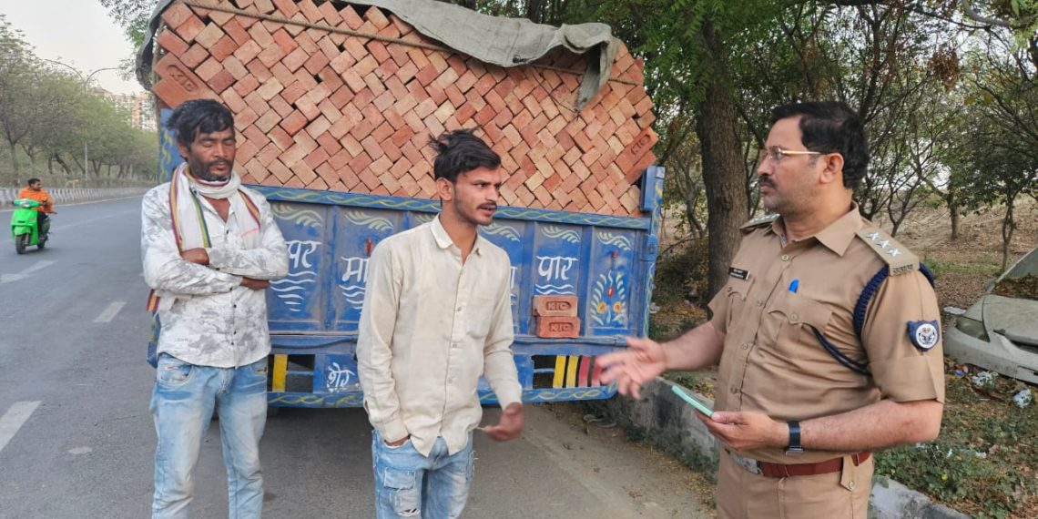 जनपद का परिवहन विभाग एक्टिव, माल ढोने वाली अपंजीकृत ट्रैक्टर ट्रालियों पर हुई कार्रवाई