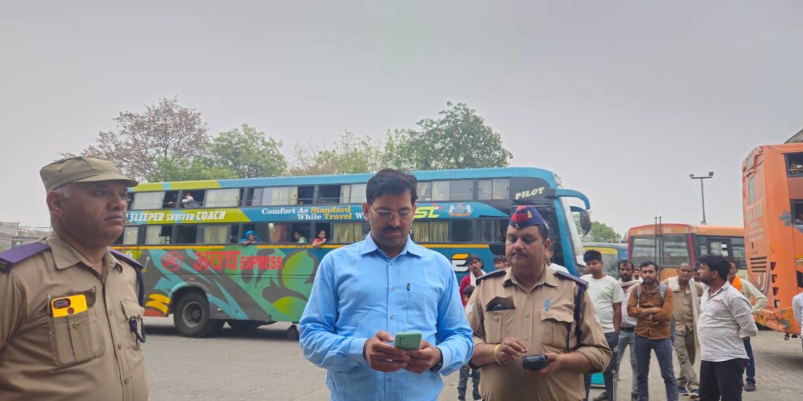 जिले में परिवहन विभाग एक्टिव, ओवर लोडिग करने पर 5 बसों का चालान कर किया गया निरुद्ध