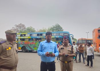 जिले में परिवहन विभाग एक्टिव, ओवर लोडिग करने पर 5 बसों का चालान कर किया गया निरुद्ध