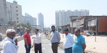 शाहबेरी में सड़क चौड़ा करने में बाधा बन रहे अवैध रैंप को ग्रेनो प्राधिकरण ने तोड़ा