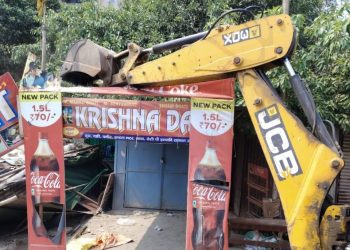 ग्रेनो प्राधिकरण ने चुहड़पुर से अवैध खोखे हटाए
