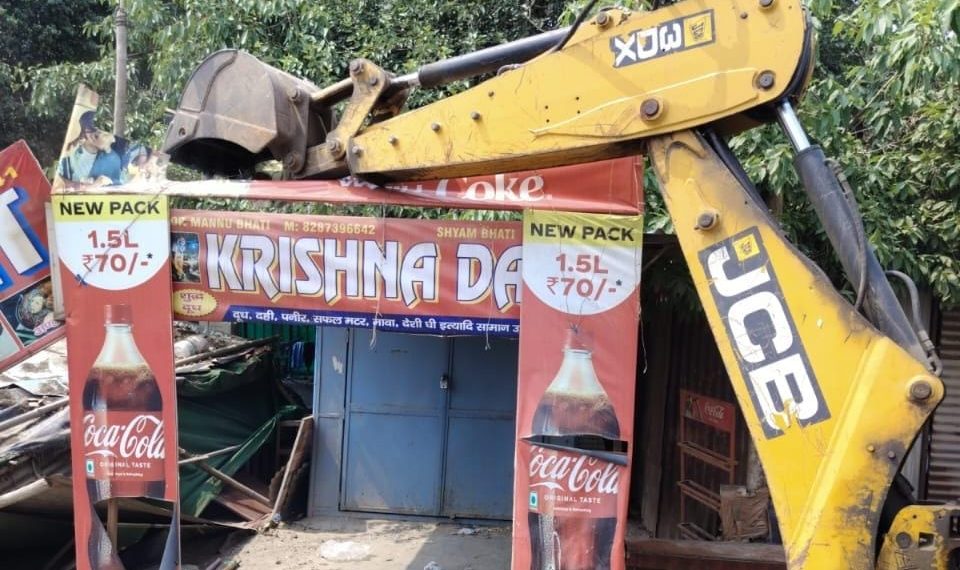 ग्रेनो प्राधिकरण ने चुहड़पुर से अवैध खोखे हटाए