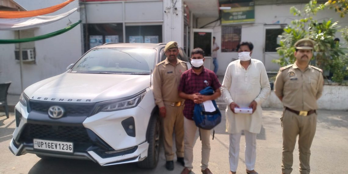 नोएडा सेक्टर-63 में गाड़ी को साइड ने देने पर चलाई गोली, दो आरोपी गिरफ्तार, फॉर्च्यूनर, पिस्टल और कारतूस बरामद