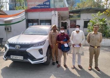 नोएडा सेक्टर-63 में गाड़ी को साइड ने देने पर चलाई गोली, दो आरोपी गिरफ्तार, फॉर्च्यूनर, पिस्टल और कारतूस बरामद