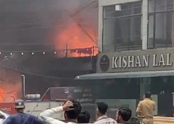 ग्रेटर नोएडा वेस्ट में फर्नीचर की दुकान में भीषण आग, लाखों का नुकसान