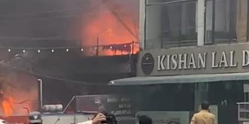 ग्रेटर नोएडा वेस्ट में फर्नीचर की दुकान में भीषण आग, लाखों का नुकसान