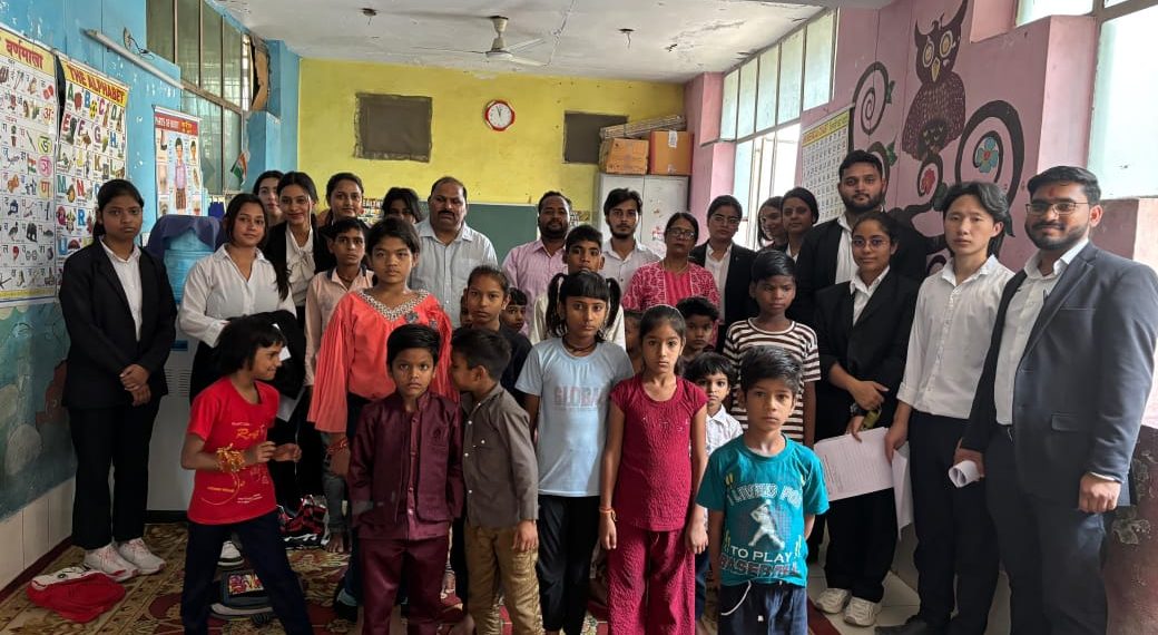 शारदा विश्वविद्यालय के स्कूल ऑफ लॉ के छात्रों ने कम्युनिटी कनेक्ट एवं जन-जागरूकता अभियान चलाया