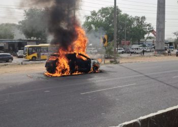 ग्रेटर नोएडा वेस्ट में चलती कार बनी आग का गोला, वाहन चालक ने कूदकर बचाई अपनी जान