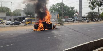 ग्रेटर नोएडा वेस्ट में चलती कार बनी आग का गोला, वाहन चालक ने कूदकर बचाई अपनी जान