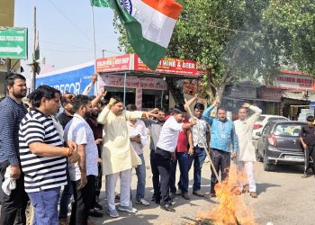पाकिस्तान व आतंकवाद का पुतला फूंक कर करप्शन फ्री इंडिया ने किया विरोध